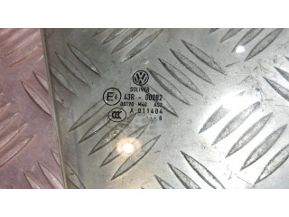 Основное стекло передних дверей (четырехдверного автомобиля)