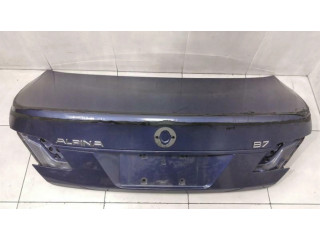 Задняя крышка (багажника)