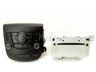 Радио/ проигрыватель CD/DVD / навигация