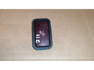 Кнопка крюка в багажнике