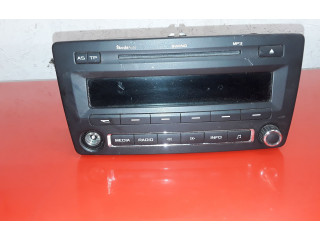 Радио/ проигрыватель CD/DVD / навигация