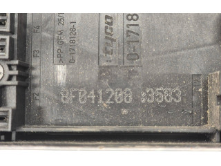 Блок предохранителей  1K0937808   Volkswagen Caddy    