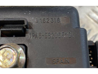 Блок предохранителей  8688153, 02W062   Volvo S80    