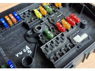   Pojistková skříňka 1K0937700B   Volkswagen Caddy 2007