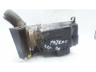 Блок предохранителей 8638A009, G8C218M2A Mitsubishi Pajero