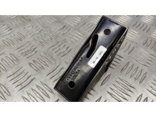 Притягиватель задней крышки