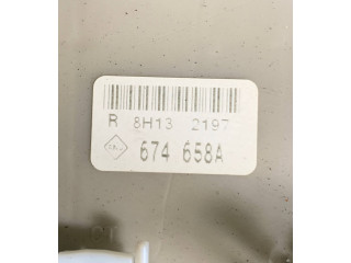 Блок предохранителей  8H132197, 674658A   Renault Clio III    