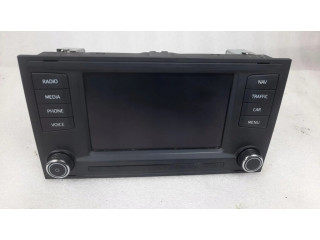 Радио/ проигрыватель CD/DVD / навигация