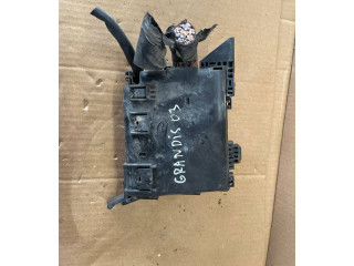 Блок предохранителей MR587816 Mitsubishi Grandis