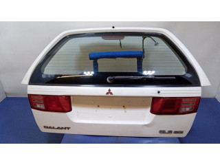 Задняя крышка (багажника)