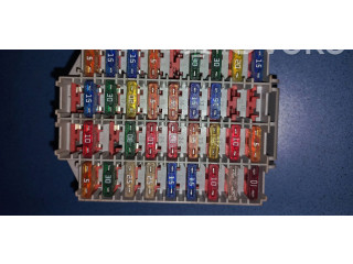 Блок предохранителей  9162439   Volvo V70    