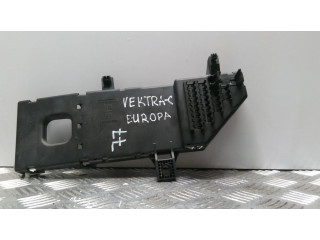 Блок предохранителей 24400590, 518721022 Opel Vectra C