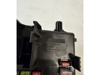 Блок предохранителей 31682732 Volvo S60