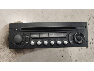 Радио/ проигрыватель CD/DVD / навигация