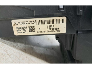 Блок предохранителей 30682981   Volvo V70    