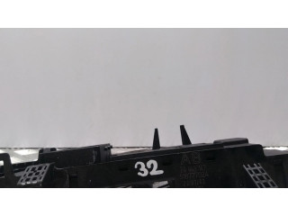 Блок предохранителей 24443147, 518777024 Opel Vectra C