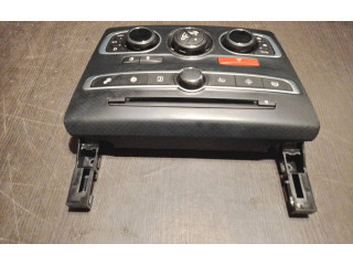 Радио/ проигрыватель CD/DVD / навигация