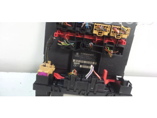 Блок предохранителей 1K0937049M, 1K0937049A   Volkswagen Caddy    