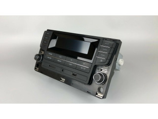 Радио/ проигрыватель CD/DVD / навигация