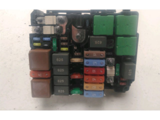 Блок предохранителей 9804681780, 9804848580 Citroen Berlingo