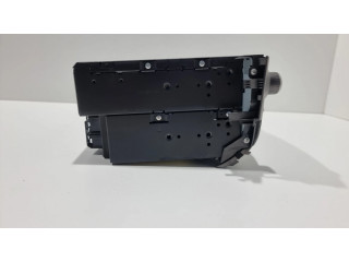 Радио/ проигрыватель CD/DVD / навигация