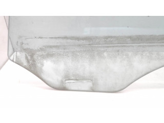 Основное стекло передних дверей (четырехдверного автомобиля)