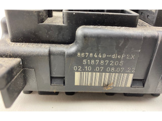 Блок предохранителей  8678449-dieP2X, 518787205   Volvo V70    