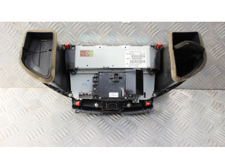 Радио/ проигрыватель CD/DVD / навигация