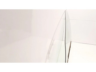 Основное стекло передних дверей (четырехдверного автомобиля)