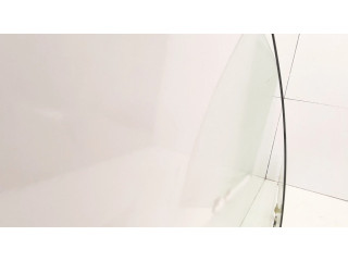 Основное стекло передних дверей (четырехдверного автомобиля)