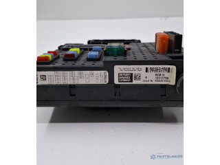 Блок предохранителей 8676391 Volvo S60