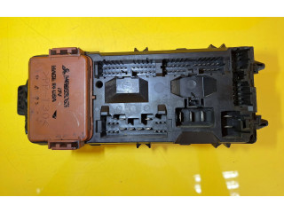 Блок предохранителей MB953355, MR318828 Mitsubishi Carisma
