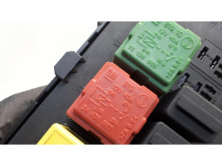 Pojistková skříňka 13205781, 519169007 Opel Vectra C 2006