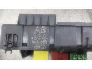 Блок предохранителей 13112912 Opel Vectra C