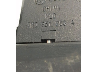 Pojistková skříňka 7M0951253A Volkswagen Transporter - Caravelle T5 2007