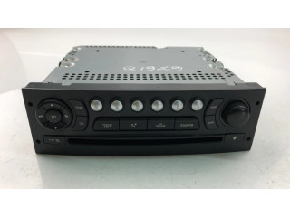 Радио/ проигрыватель CD/DVD / навигация