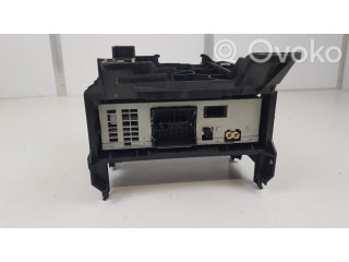 Радио/ проигрыватель CD/DVD / навигация