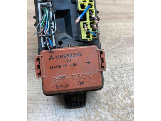 Блок предохранителей MB953355, MR193494 Mitsubishi Carisma