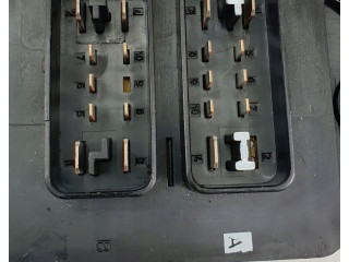 Блок предохранителей LJB2800AA Jaguar XK8 - XKR