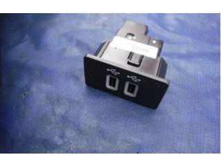 Радио/ проигрыватель CD/DVD / навигация