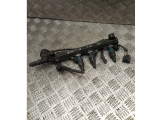 Топливная рампа 037133317N   Volkswagen Golf III  