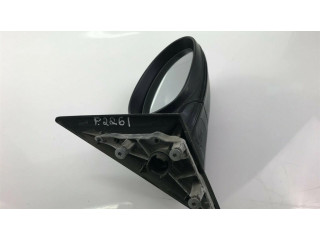 Боковое стекло в середине кузова