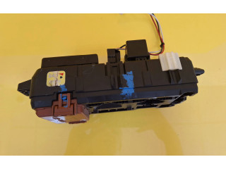 Блок предохранителей MR277517 Mitsubishi Carisma