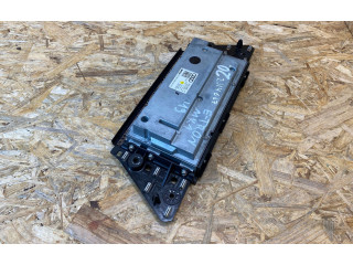 Радио/ проигрыватель CD/DVD / навигация