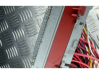 Блок предохранителей  9162439   Volvo S80    