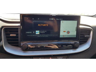 Радио/ проигрыватель CD/DVD / навигация