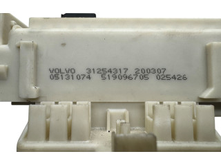 Блок предохранителей 31254317, 05131074   Volvo C30    