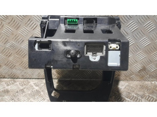 Радио/ проигрыватель CD/DVD / навигация