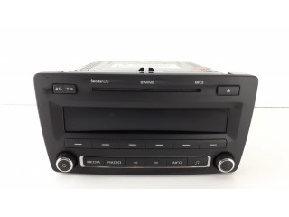 Радио/ проигрыватель CD/DVD / навигация