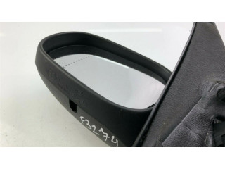 Боковое стекло в середине кузова